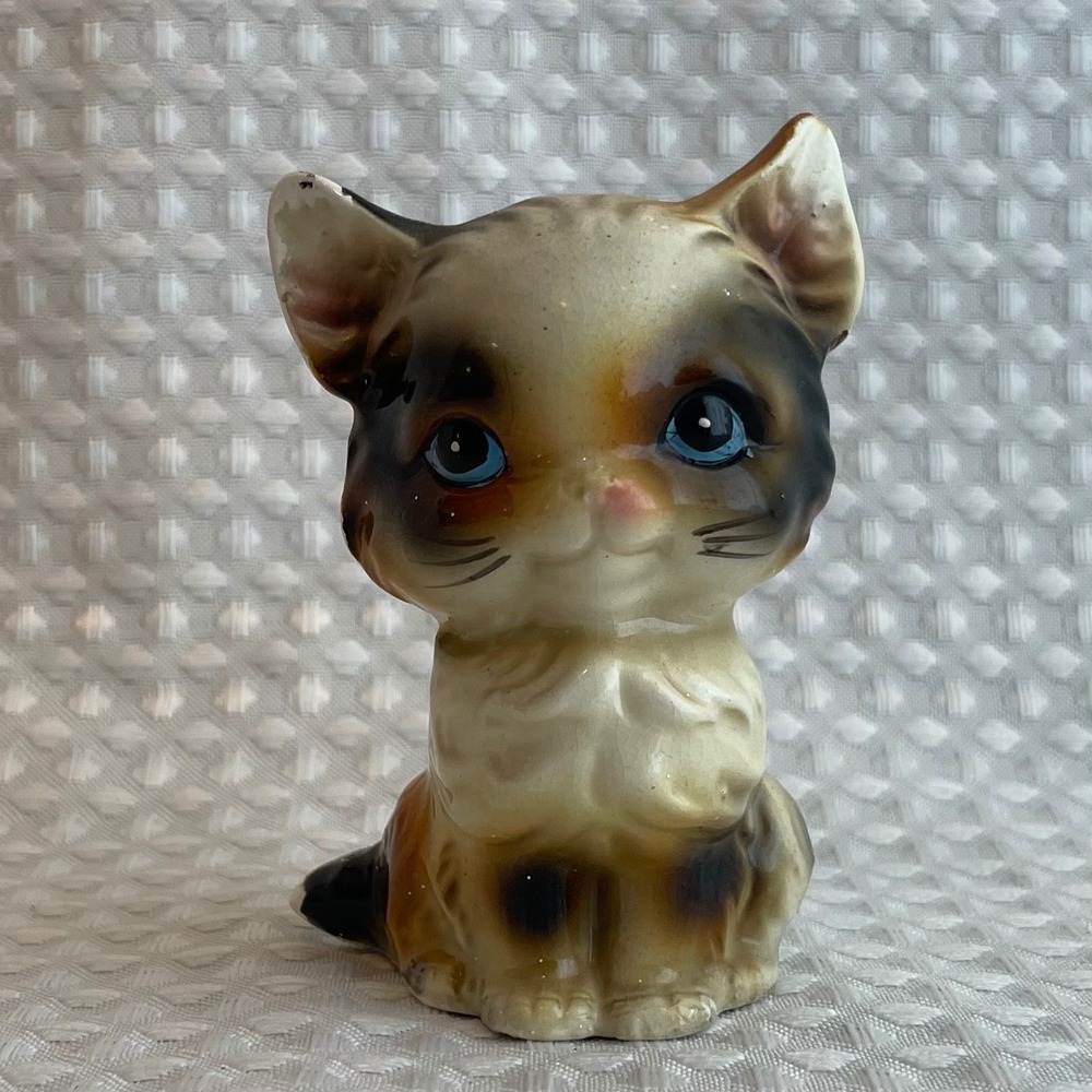 Vintage Ceramic Kitten Figurine Blue Eyes Calico Cat Mid Century Kitsch 4 Inch